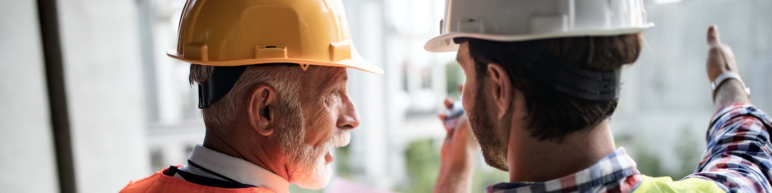 Zwei Herren beraten sich auf der Baustelle